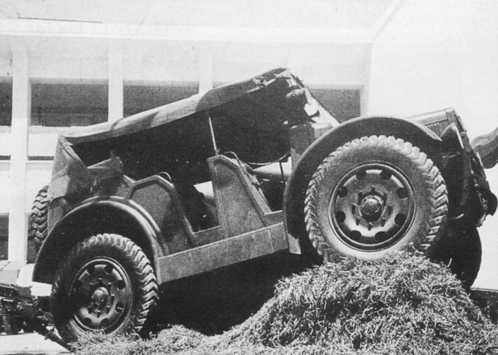 TL 37 был представлен на выставке заморских территорий в Неаполе в мае 1940 года. Впервые автомобиль появился с запасным колесом.